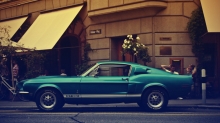 Синий Ford Mustang около цветочного магазина
